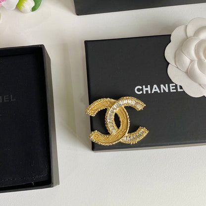 Broche en cristal d'or scintillante