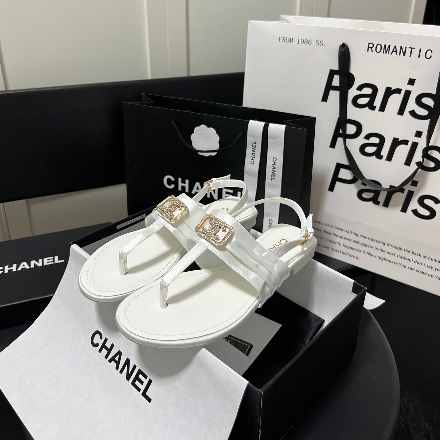 Chanclas con hebilla de diamantes de moda