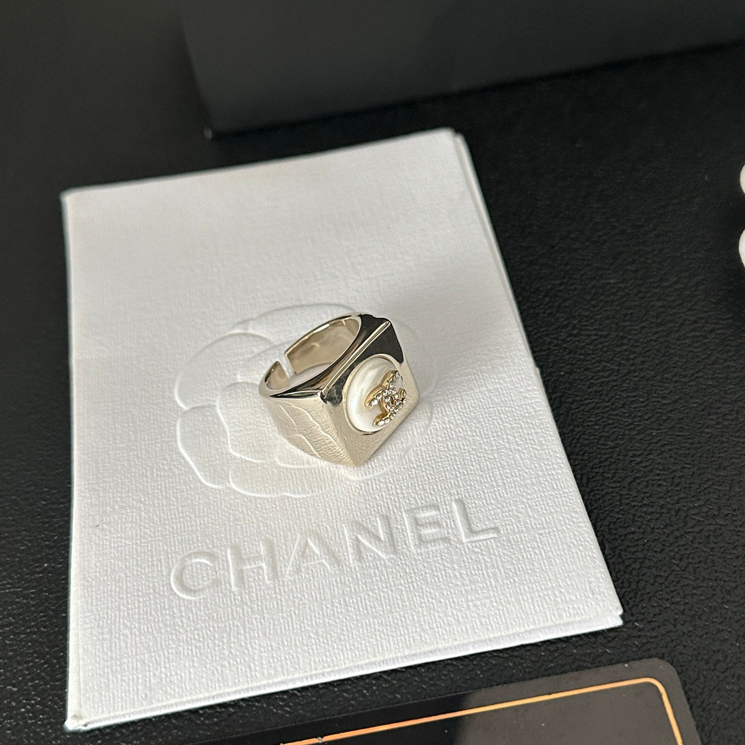 Bague ouverte blanche vintage
