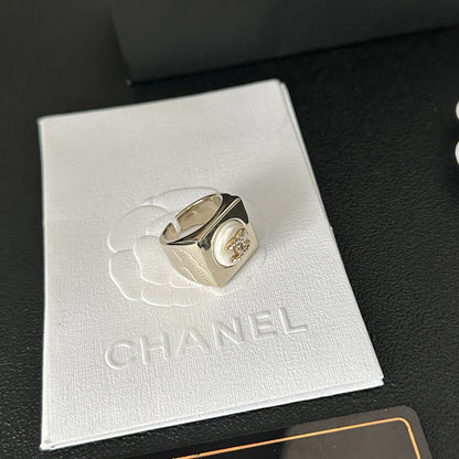 Bague ouverte blanche vintage