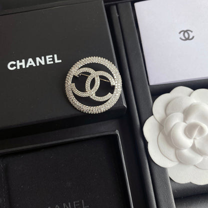 Broche circular de diamantes brillantes