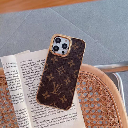 Étui en cuir monogrammé à cadre métallique