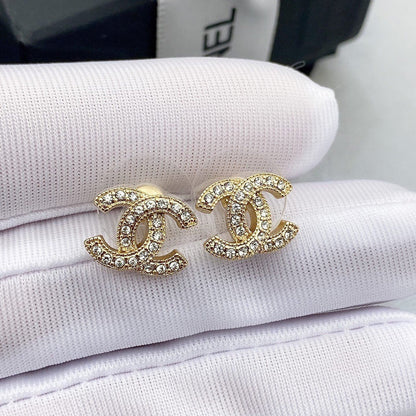 Boucles d'oreilles clous double C entièrement pavées de diamants