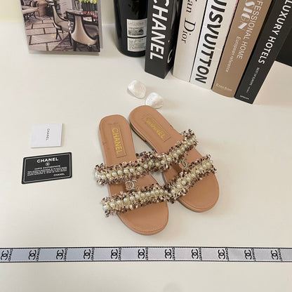 Zapatillas planas elegantes con doble tira de perlas