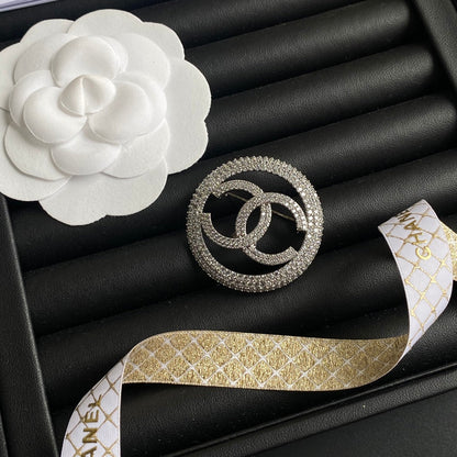 Broche circular de diamantes brillantes