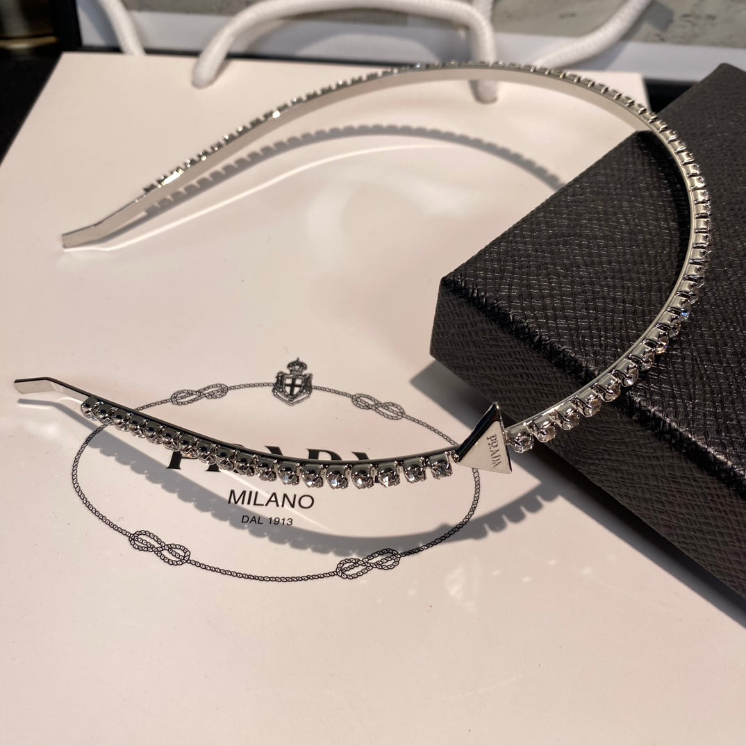 Bandeau orné d'un diamant, logo triangle