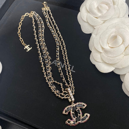 Collar de cuero con colgante de letras de 3 capas prémium