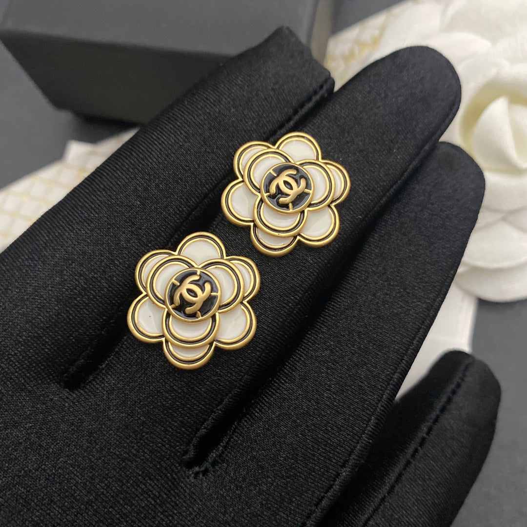 Boucles d'oreilles clous Camélia