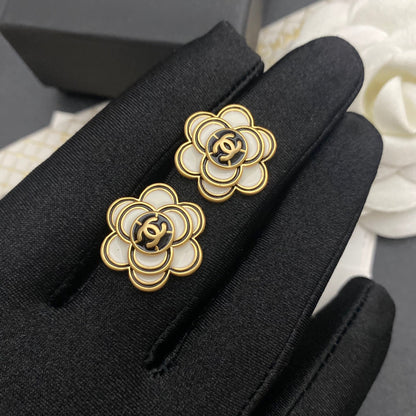 Boucles d'oreilles clous Camélia