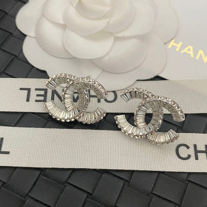 Boucles d'oreilles clous logo en cristal fantaisie