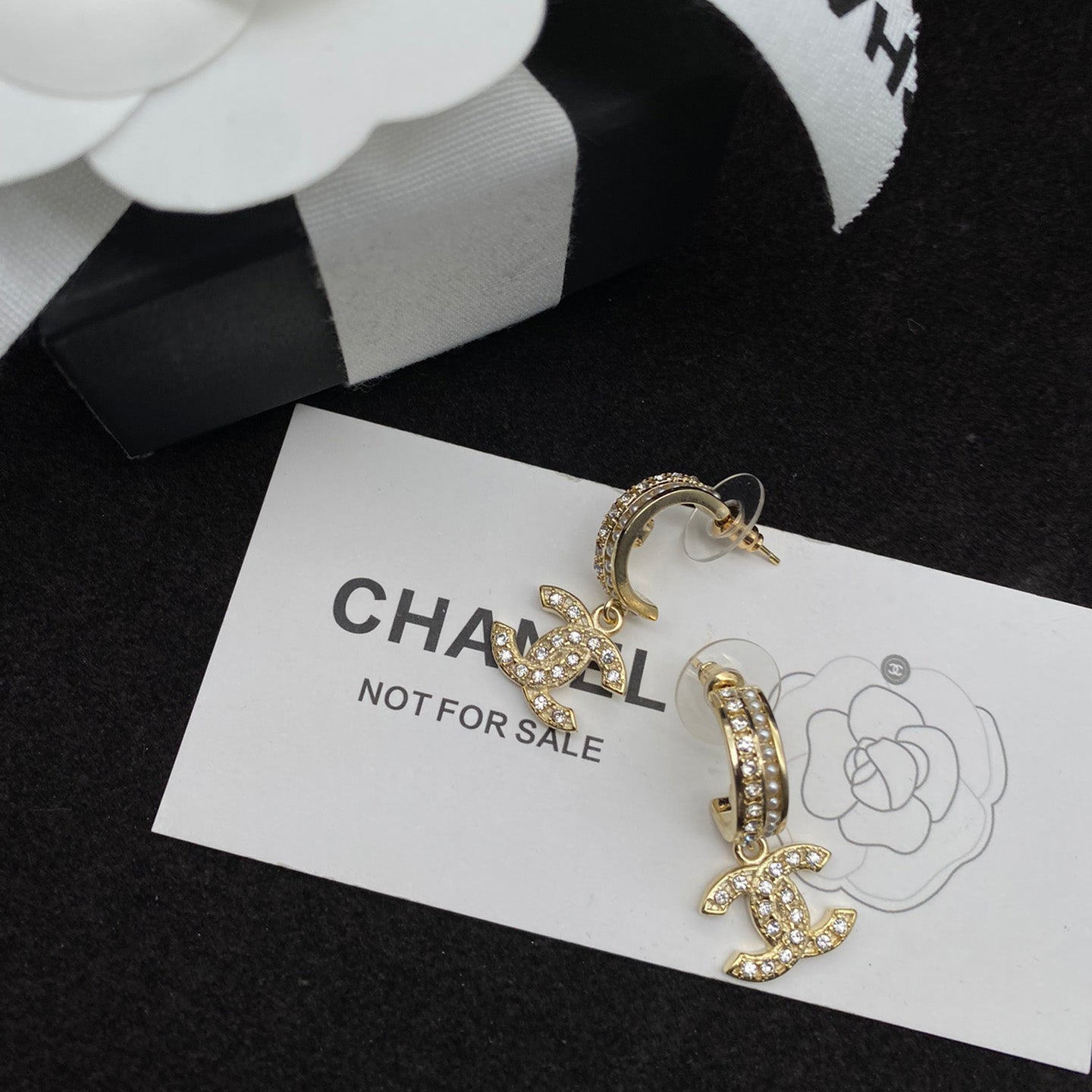 Boucles d'oreilles clous en forme de lettre avec perles et diamants en cristal