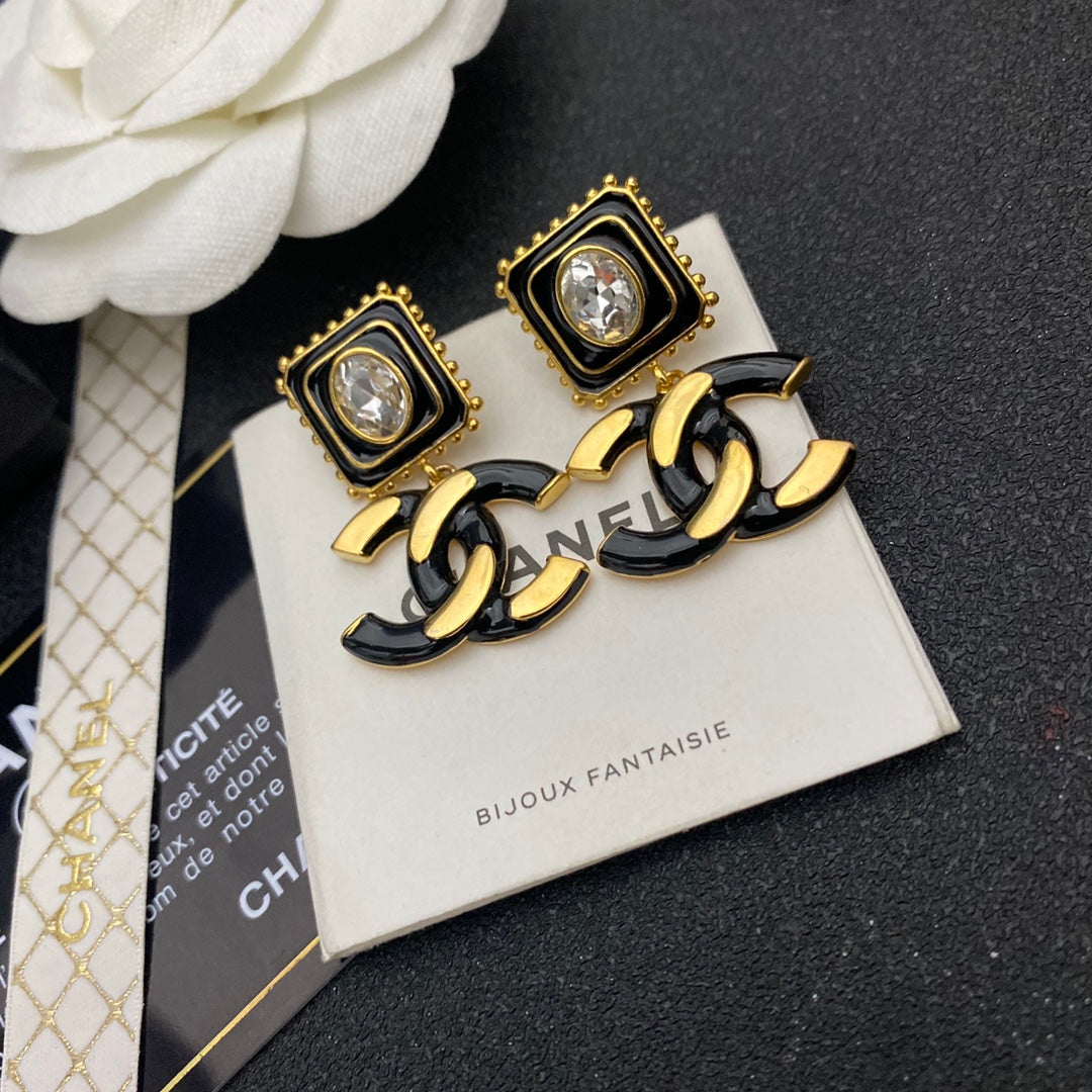 Boucles d'oreilles pendantes vintage avec logo en diamant