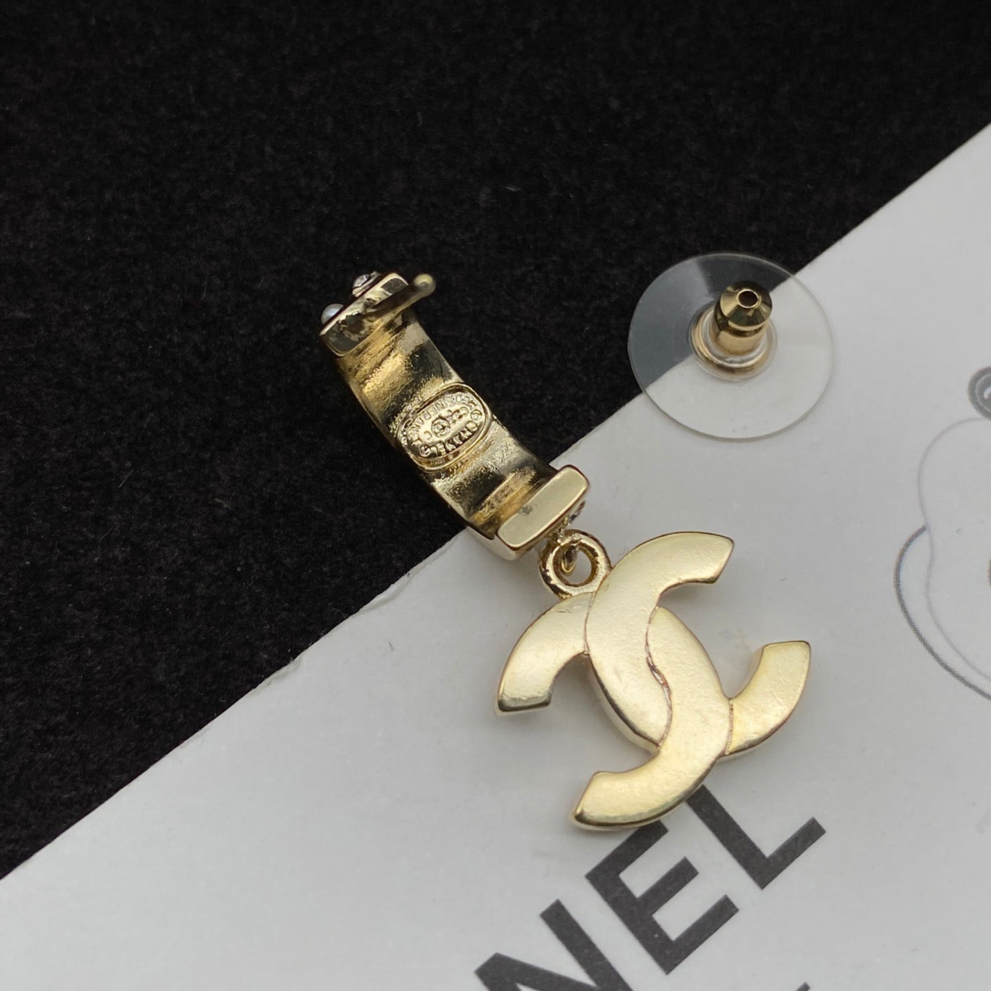 Boucles d'oreilles clous en forme de lettre avec perles et diamants en cristal