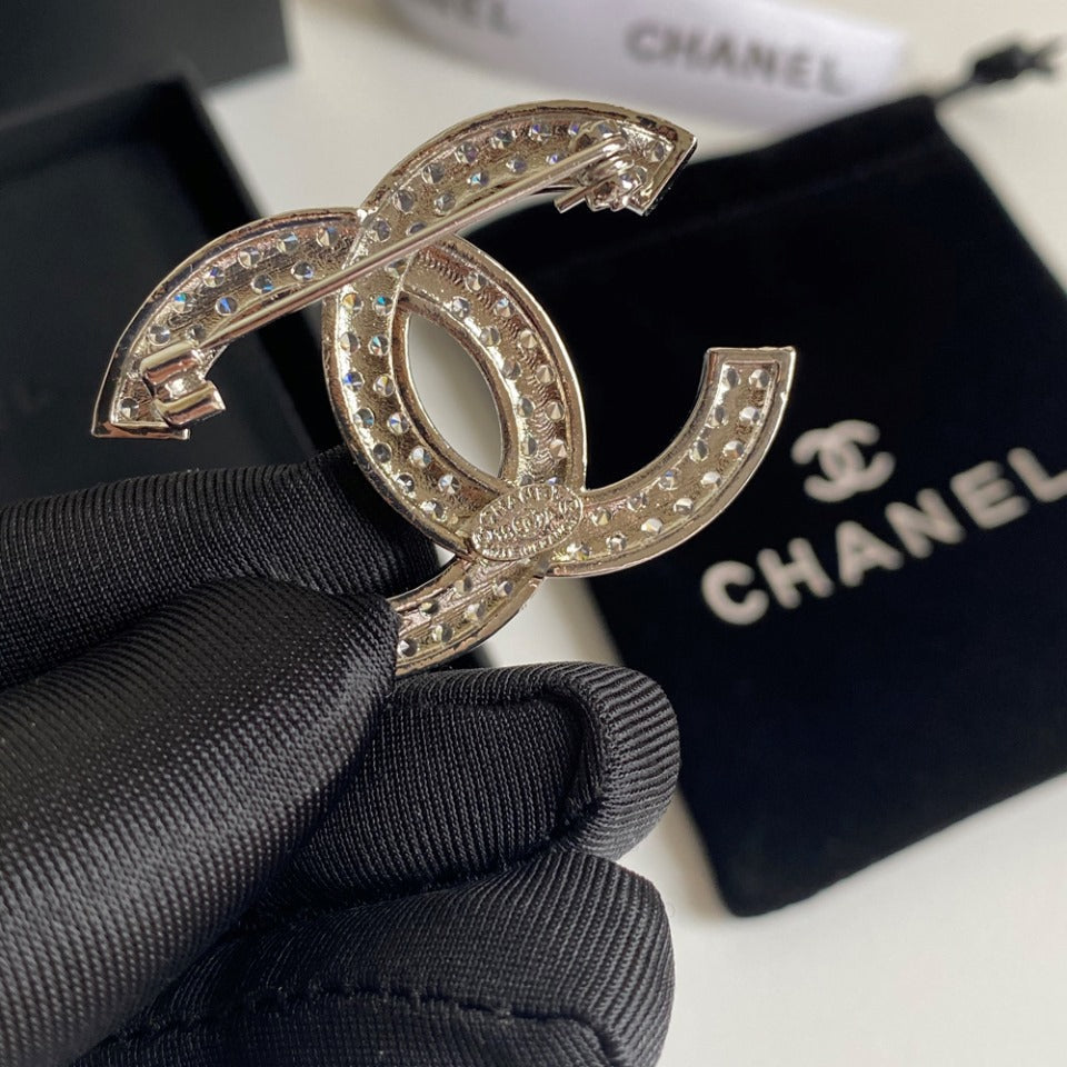 Broche entièrement sertie de diamants, de tempérament