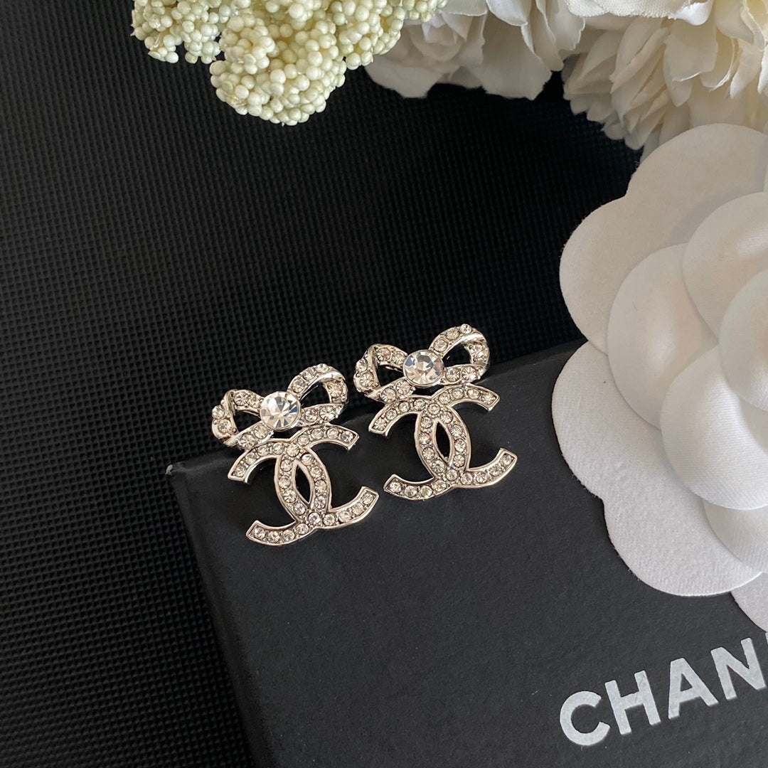 Pendientes Elegantes de Lazo con Diamantes