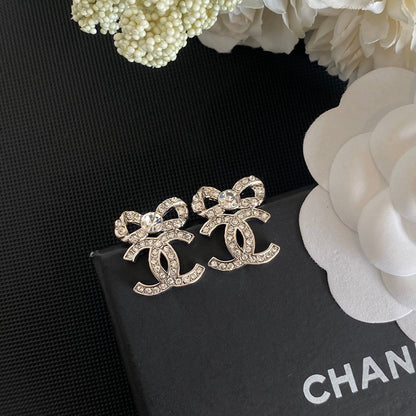 Pendientes Elegantes de Lazo con Diamantes