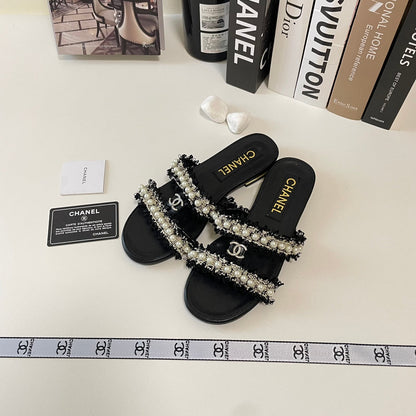 Zapatillas planas elegantes con doble tira de perlas