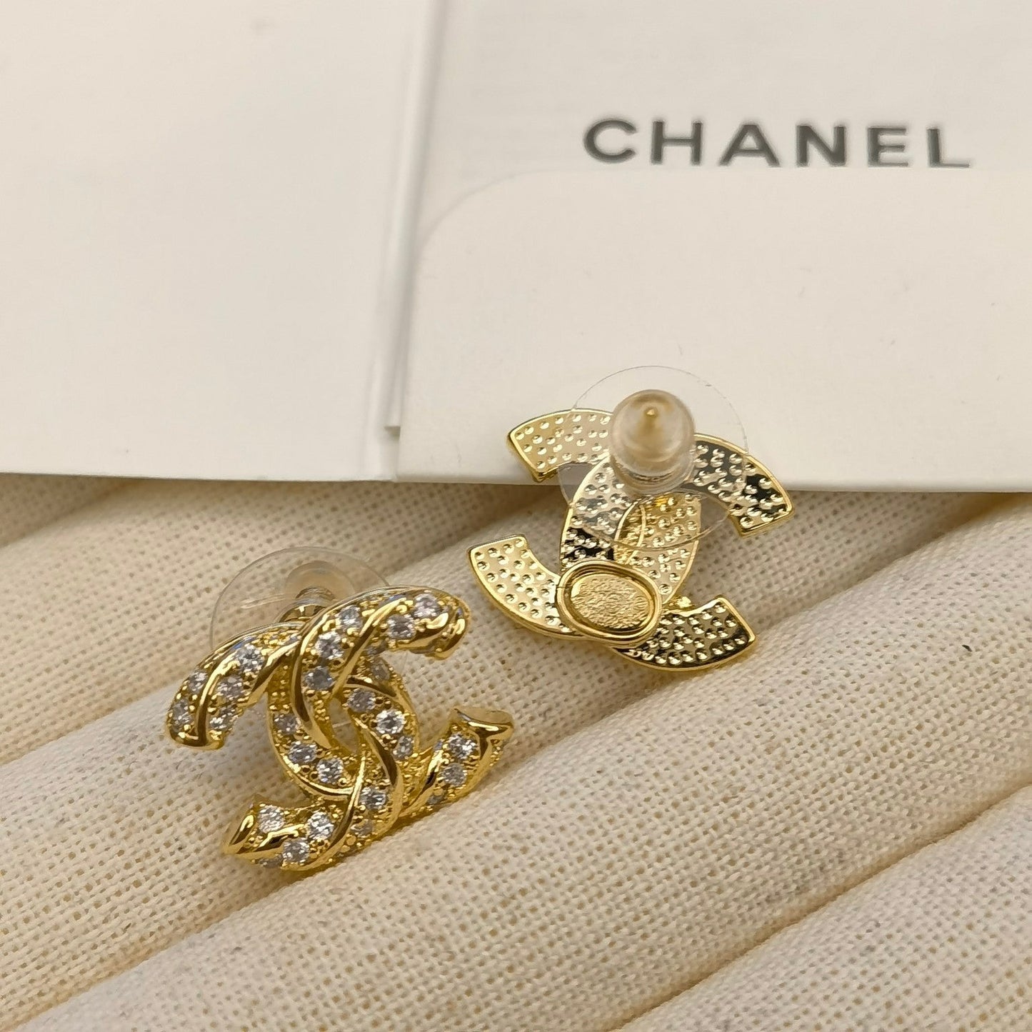 Clous d'oreilles logo étincelants en zircon