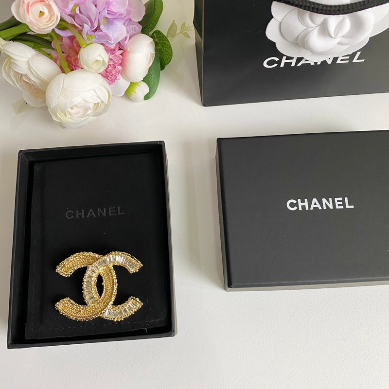 Broche en cristal d'or scintillante