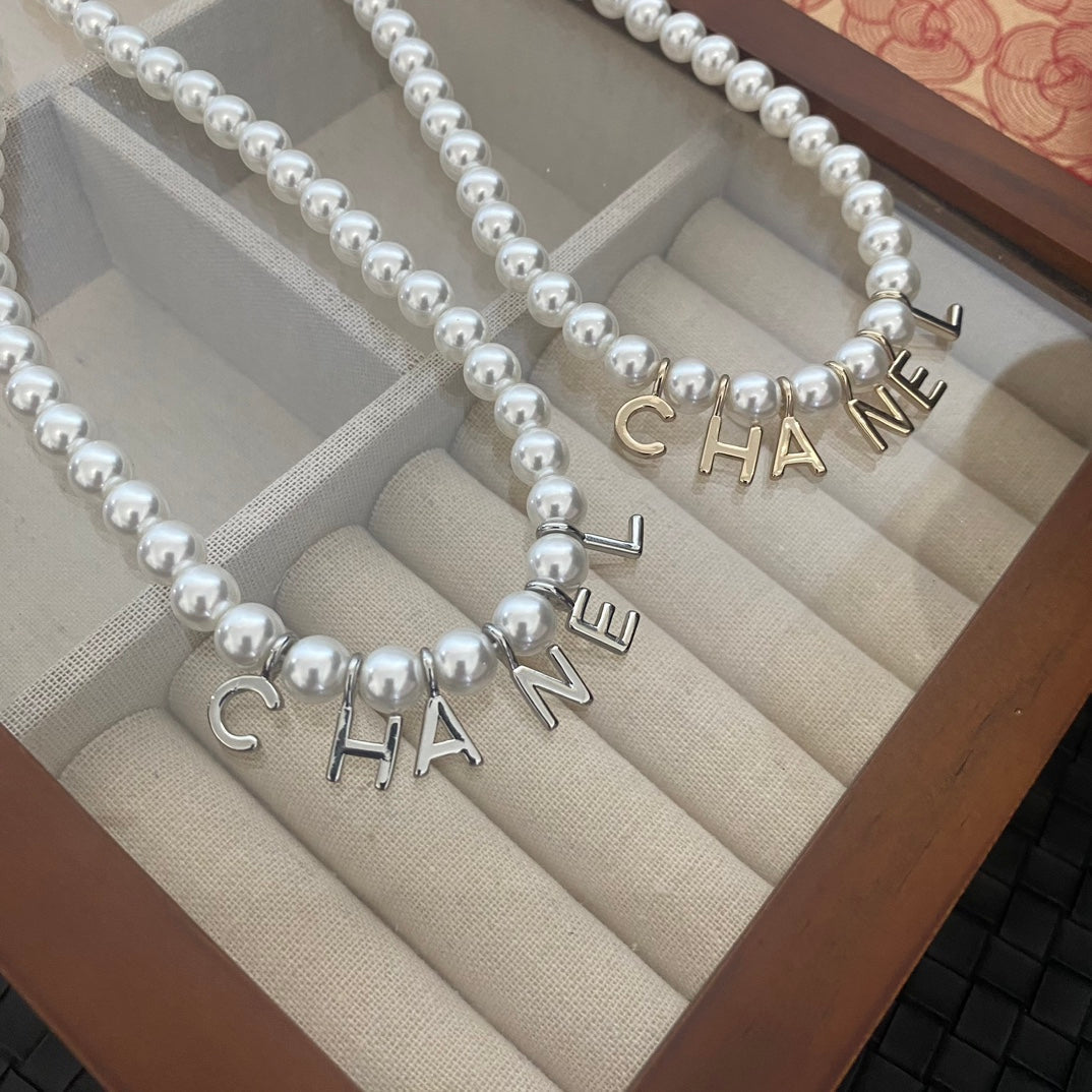 Collier élégant avec pendentif perle et lettre