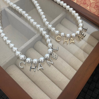 Collier élégant avec pendentif perle et lettre