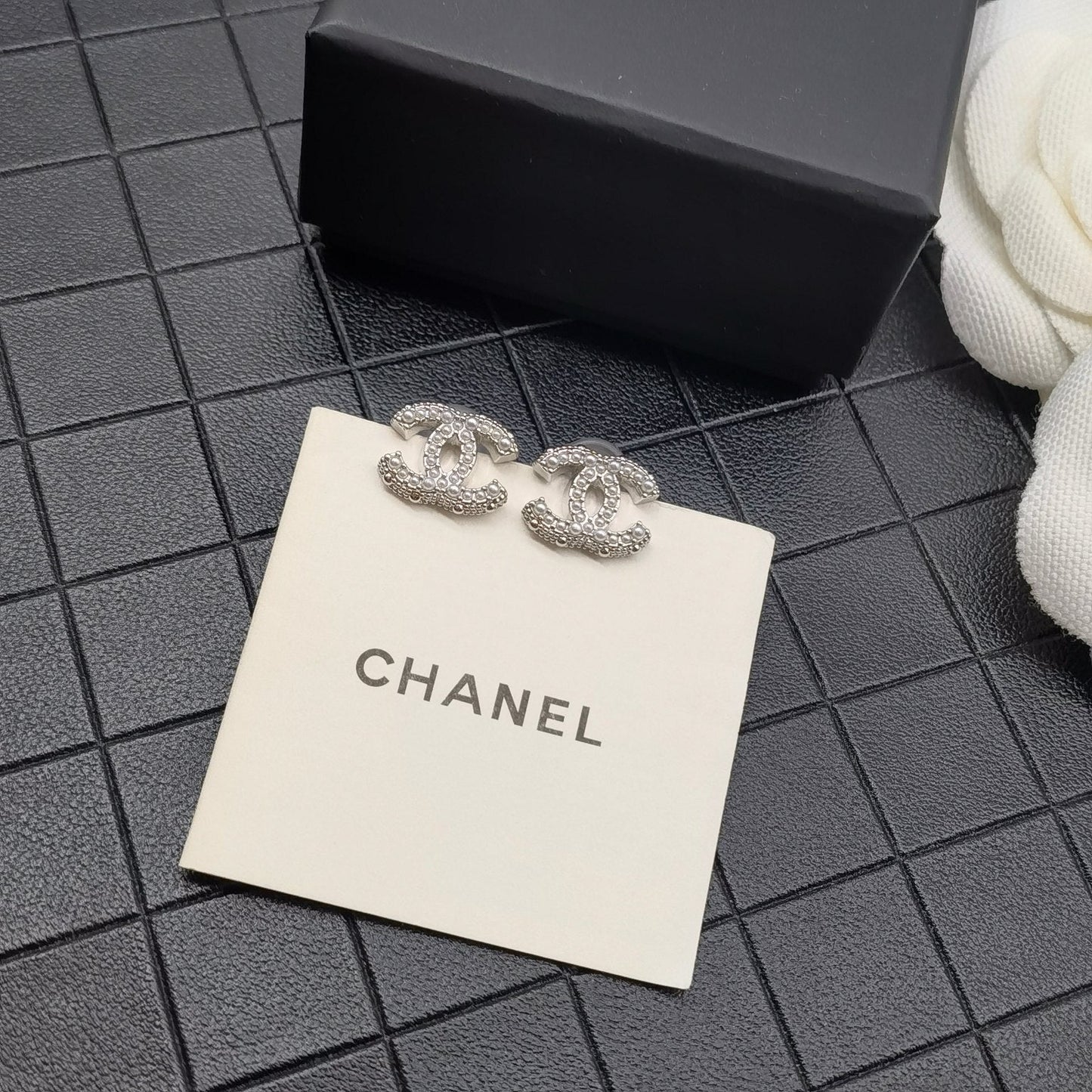 Pendientes clásicos y elegantes con pedrería