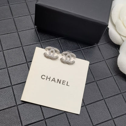 Pendientes clásicos y elegantes con pedrería