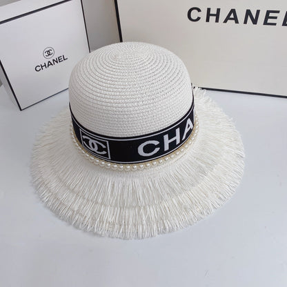 Sombrero de paja con flecos y perlas