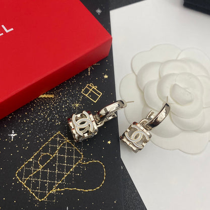 Pendientes cuadrados con colgante de logo
