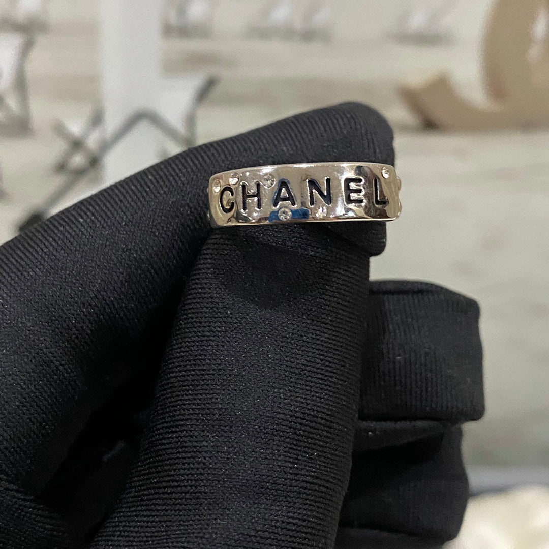 Anillo de letras de moda con costura de diamantes