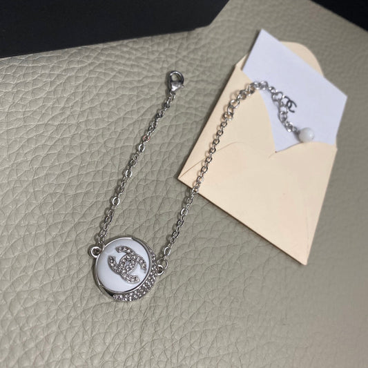 Pulsera con logotipo de diamante redondo