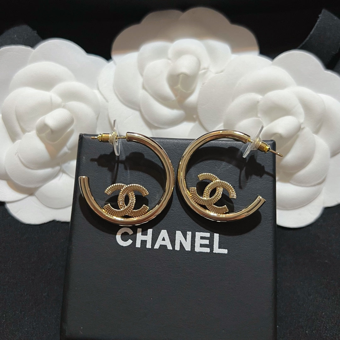 Boucles d'oreilles lettre demi-cercle