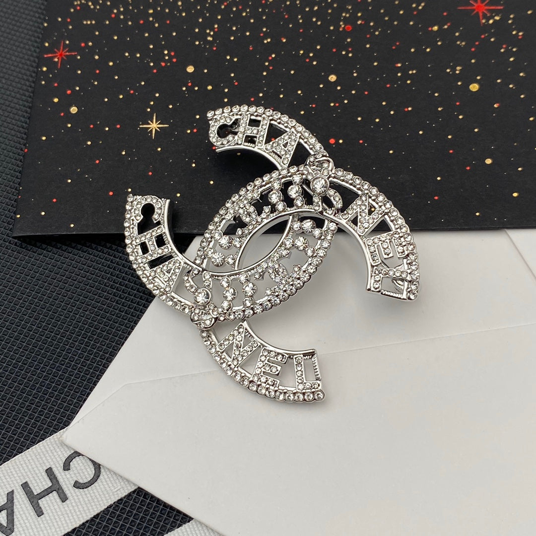 Broche calado brillante