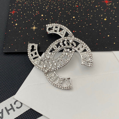 Broche calado brillante