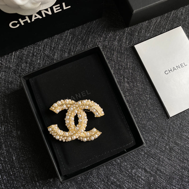 Broche elegante con logo de perla