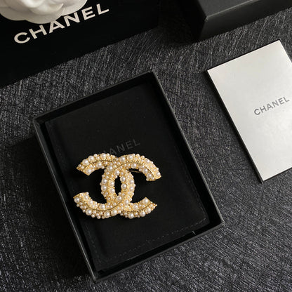 Broche elegante con logo de perla