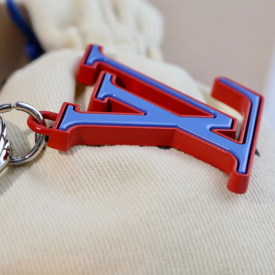 Porte-clés pendentif lettre rouge et bleue