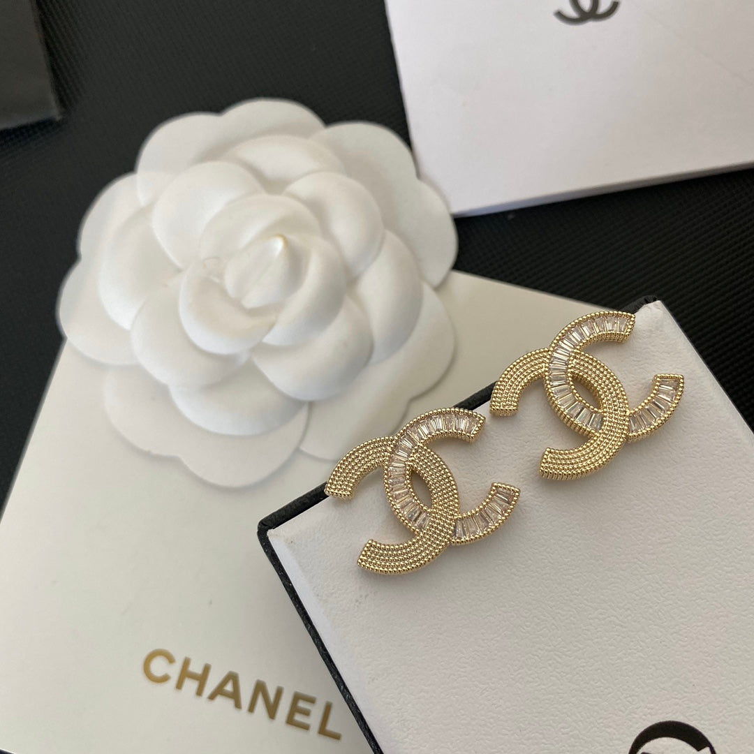 Aretes elegantes con baño de cristal