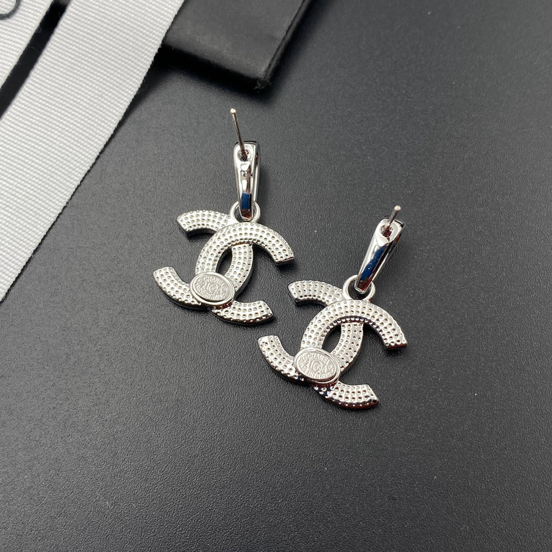 Pendientes colgantes con distintivo de diamante completo