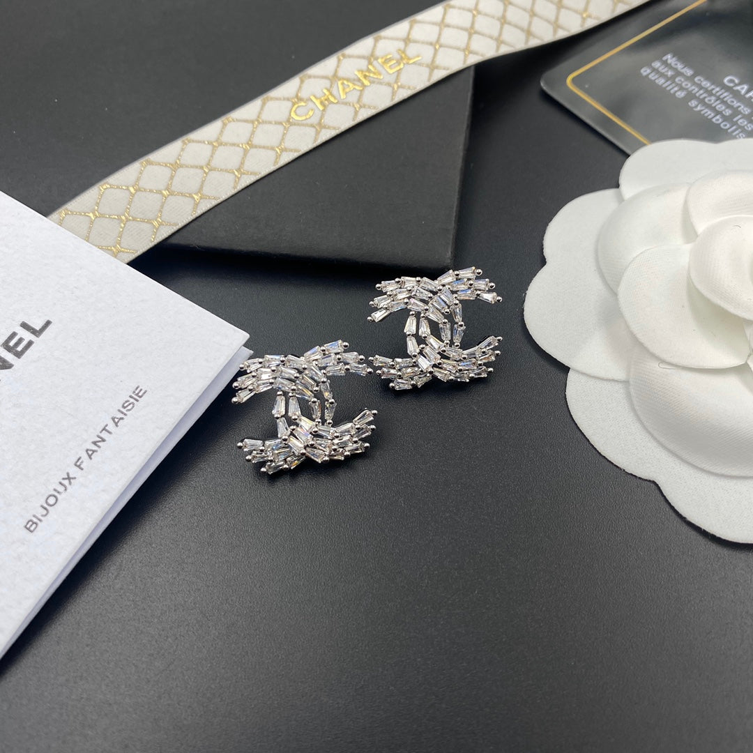 Pendientes de cristal y diamantes brillantes