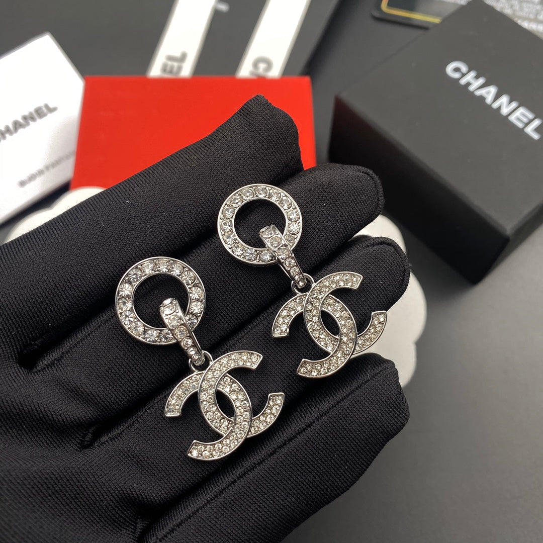 Pendientes de diamante con colgante de logo circular