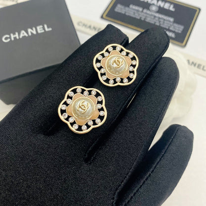 Boucles d'oreilles clous Camélia