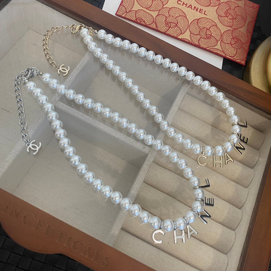 Collier élégant avec pendentif perle et lettre