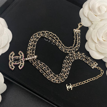 Collar de cuero con colgante de letras de 3 capas prémium
