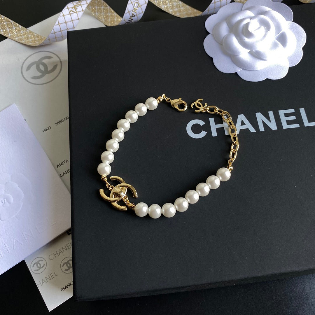 Pulsera de perlas doble C