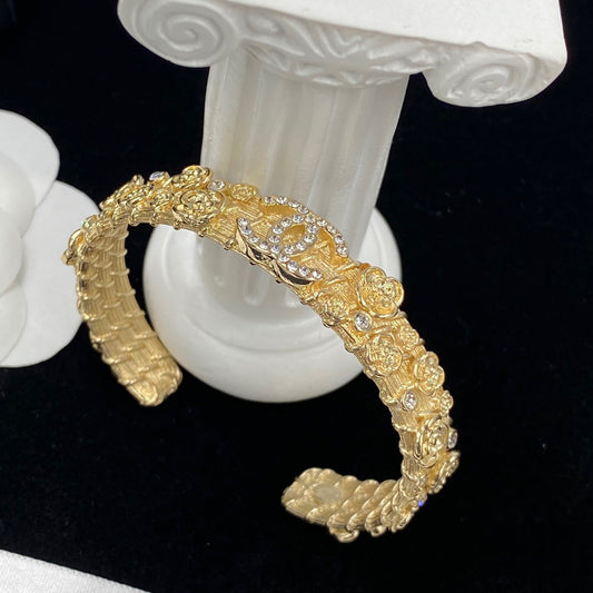 Bracelet ouvert Camélia embossé