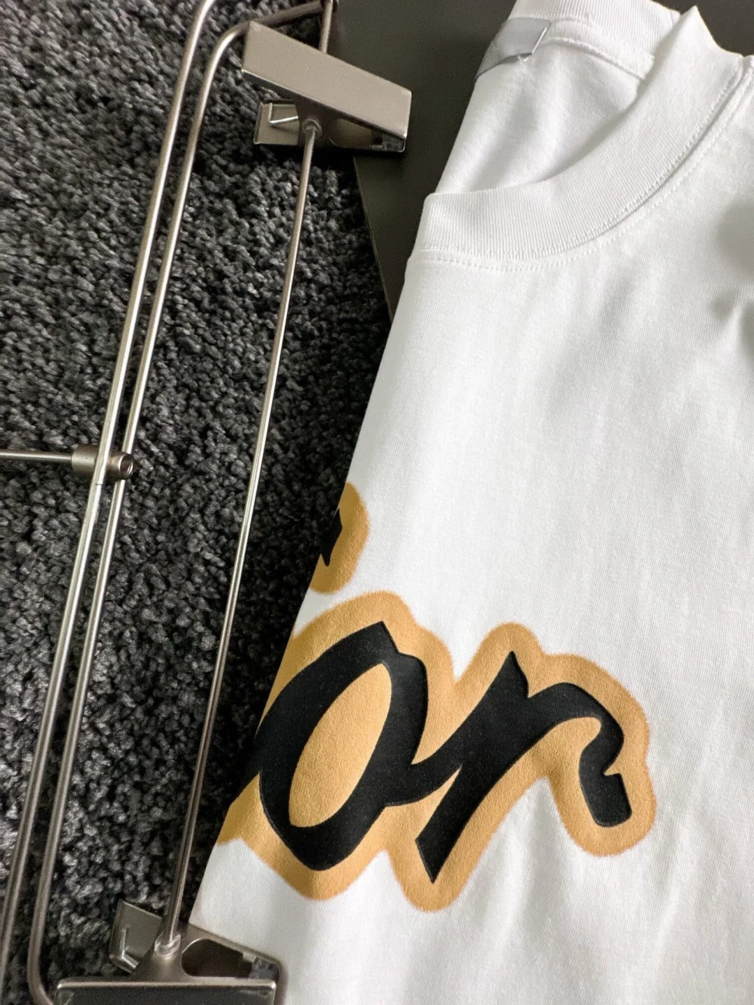 T-shirt à manches courtes et col rond en mousse avec logo en cuir