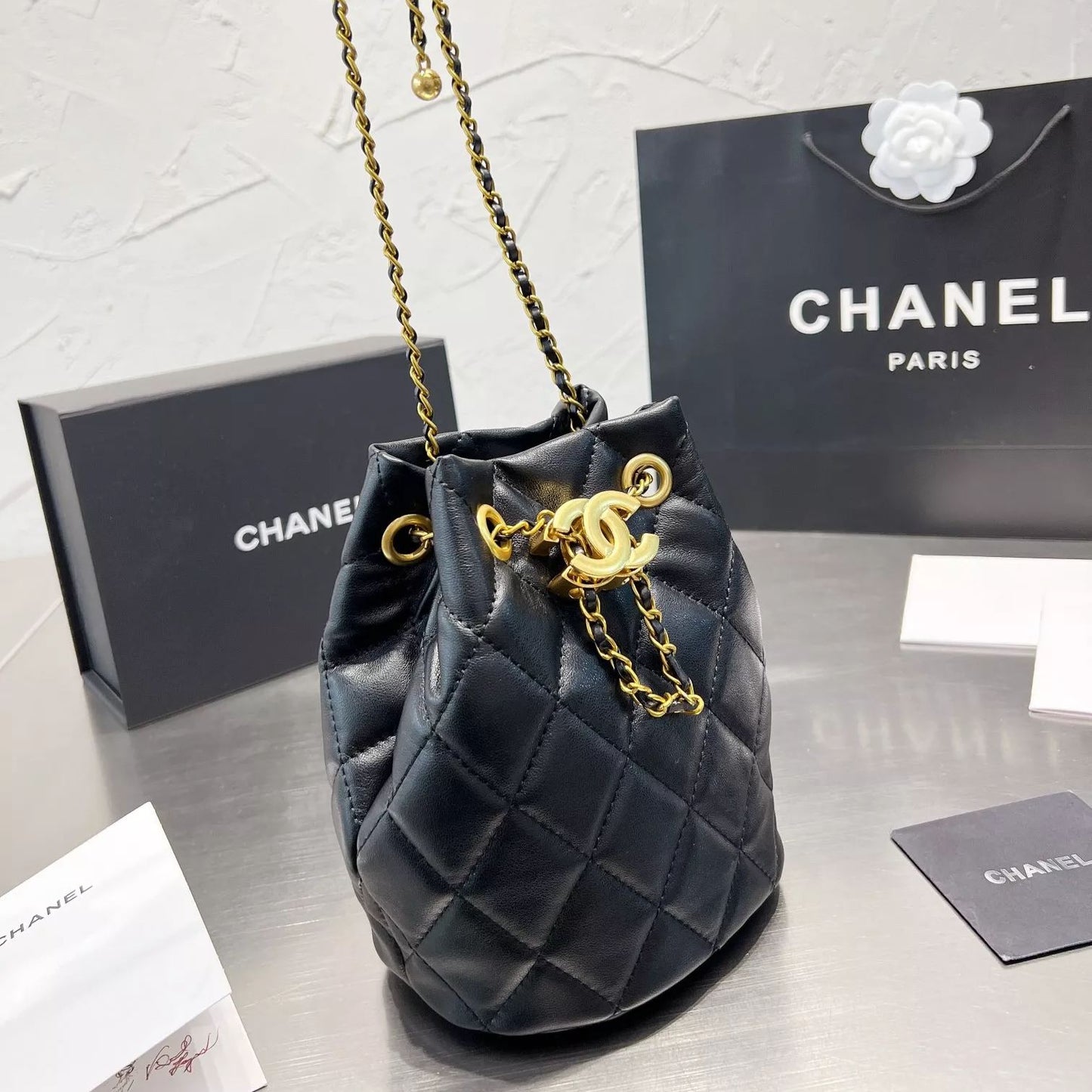 Bolso cubo con cordón de diamantes