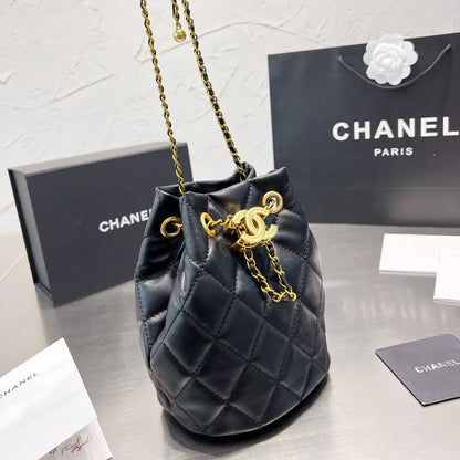 Bolso cubo con cordón de diamantes