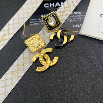 Boucles d'oreilles pendantes vintage avec logo en diamant